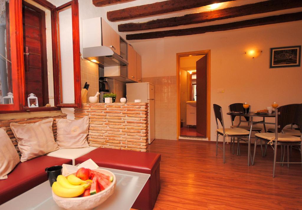 Guesthouse Ancient Stone ロヴィニ 部屋 写真